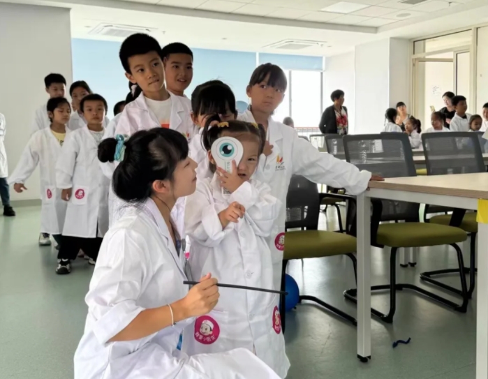 探索“視”界奧秘，呵護(hù)心靈之窗——“小小眼科醫(yī)生”活動(dòng)圓滿舉辦
