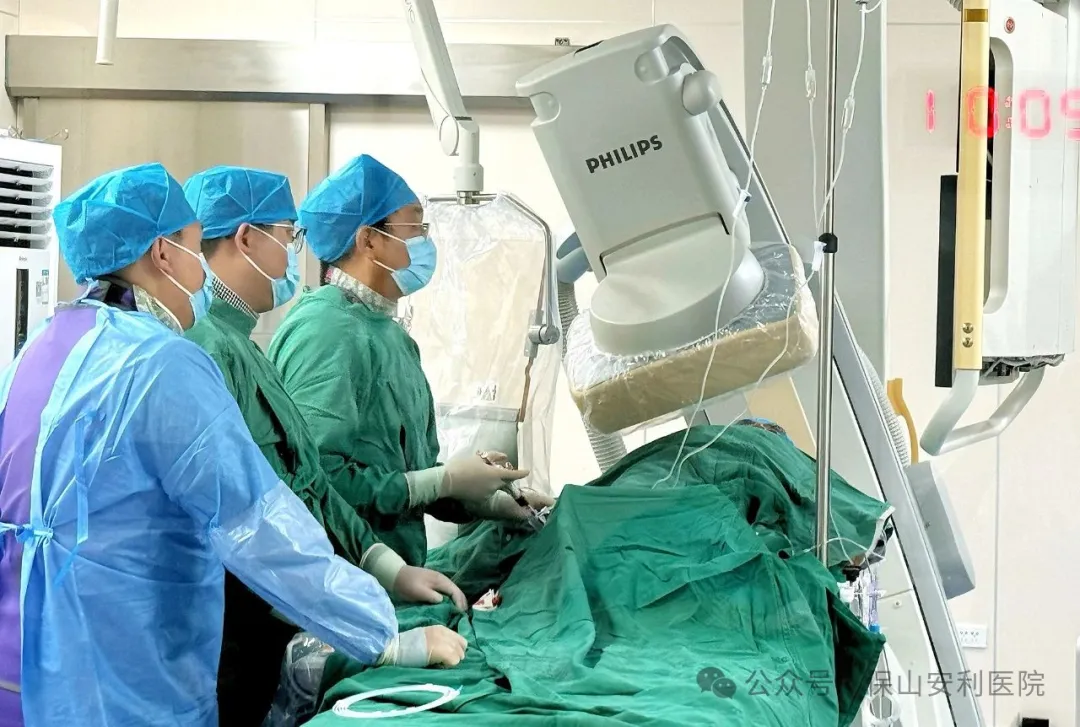 【生死時(shí)速】從胸痛到血管開(kāi)通僅60分鐘！遠(yuǎn)端橈動(dòng)脈入路實(shí)現(xiàn)“針孔里的救命術(shù)”