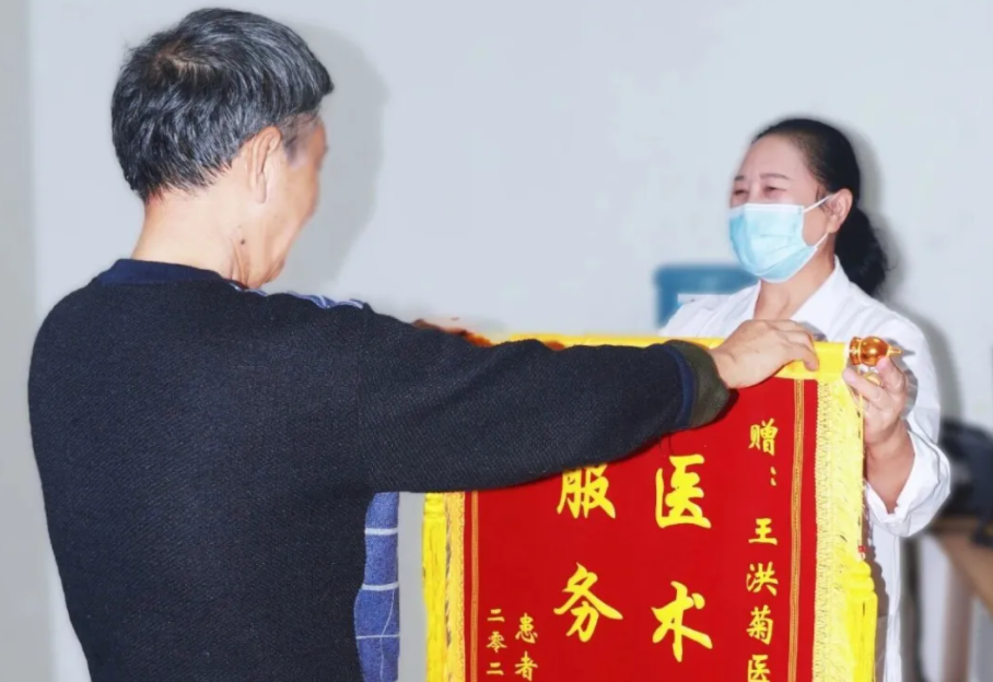 致敬醫(yī)者仁心 | 一面錦旗，一份信賴，一段暖心的醫(yī)患情